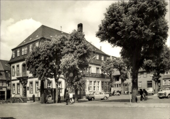 KP Heilbad Heiligenstadt Eichsfeld Turyngia, ratusz, stara architektura, duże drzewa, samochody w...