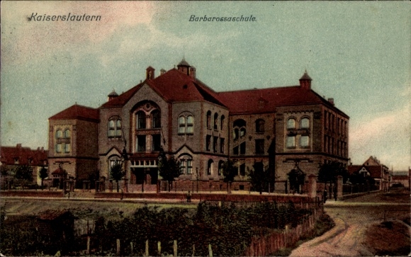 Ak Kaiserslautern in der Pfalz,  Barbarossaschule,  Schularchitektur