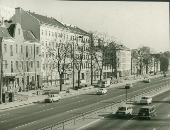 Photo Berlin Lichtenberg Alt Friedrichsfelde, Street of Liberation North 105-, old buildings, cars