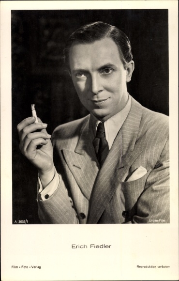 Postcard Actor Erich Fiedler, portrait, smoking cigarette