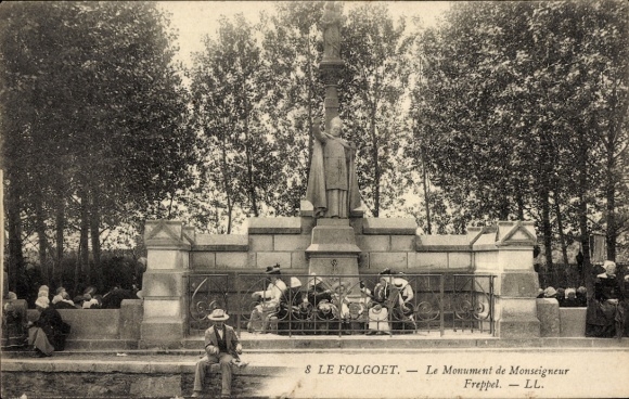 Postcard Le Folgoët Finistère, monument by Monseigneur Freppel