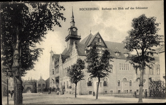 Postcard Bückeburg in the Schaumburg district, town hall with a view of the castle gate