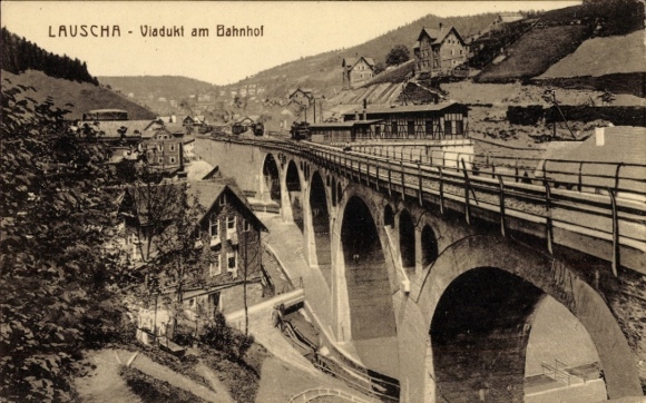 Ak Lauscha in Thüringen , Viadukt, Bahnhof, Häuser, Brücke, Landschaft