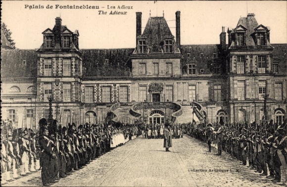 Ak Fontainebleau Seine et Marne, Palais,  Militärparade, Soldaten, Fahnen, Zeremonie