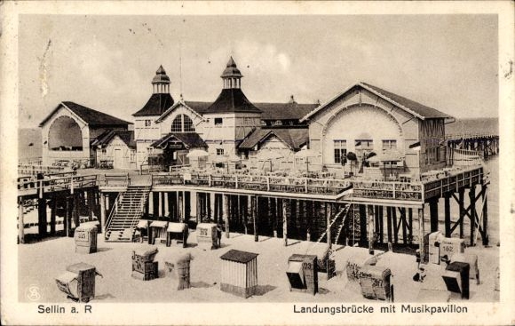 Oostzeebadplaats Sellin op Rügen, aanlegsteiger, muziektent, architectuur, strandstoelen