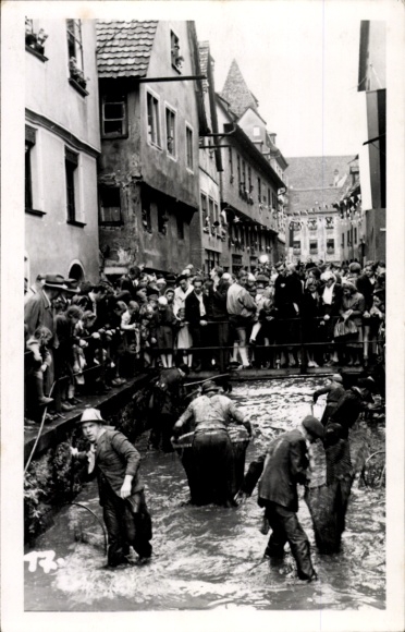 Photo Postcard Memmingen in Swabia, people in the water, flood