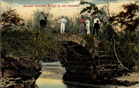 Ak Ancon Panama, Antike spanische Brücke, Menschen auf der Brücke, üppige Vegetation