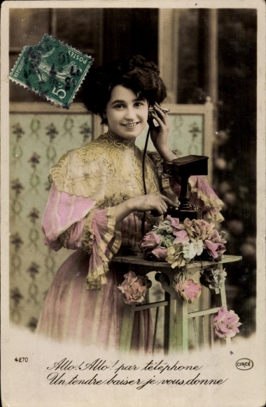 Ak Frau beim Telefonieren, Telefon, Blumen