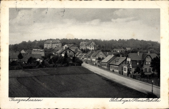 Ak Gunzenhausen in Mittelfranken, Schwarz-Weiß Foto, Häuserfront, Wald im Hintergrund, Postkar...