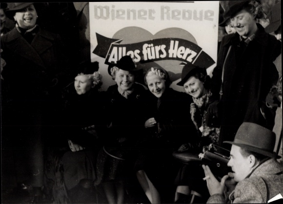 Photo Berlin, Scala, Vienna Revue, everything for the heart, women, photographer