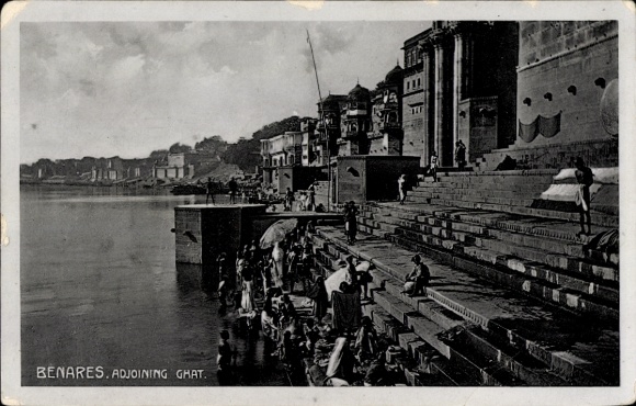 Ak Varanasi Benares Indien,  Ghat am Fluss, Menschen am Ufer