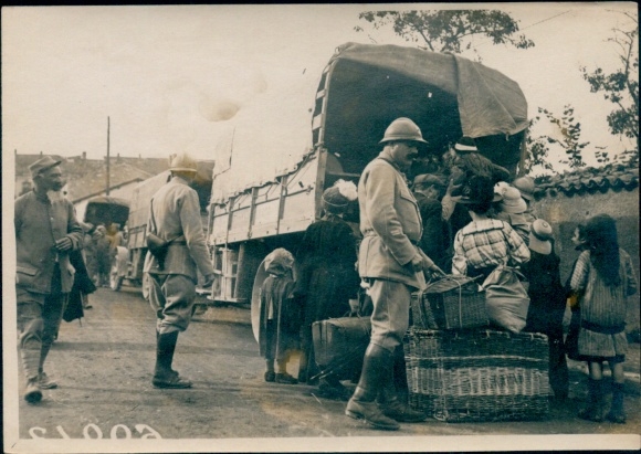 Foto Französische Soldaten, 1. WK, Evakuierung der Zivilbevölkerung, Lastwagen