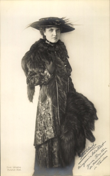 Postcard Princess Adalbert of Prussia, Adelheid of Saxe-Meiningen, portrait, fur