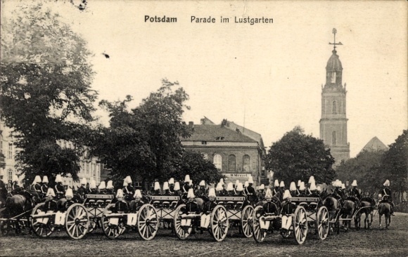 Postcard Potsdam in Brandenburg, parade in the Lustgarten, artillery