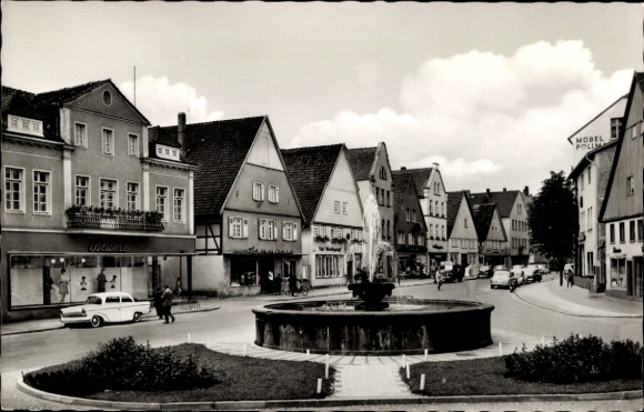 Ak Steinheim in Westfalen, Marktplatz mit Brunnen, Fachwerkhäusern und Autos