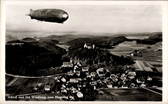 Postcard Waldburg in Württemberg, Zeppelin over the city, castle, aerial photograph