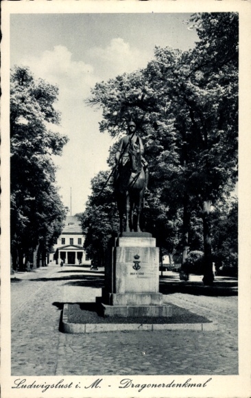 Postcard Ludwigslust in Mecklenburg, Dragoon Monument