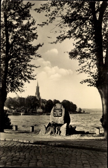 Ak Malchow in Mecklenburg, Am Malchower See, Gedenkstein, Kirche