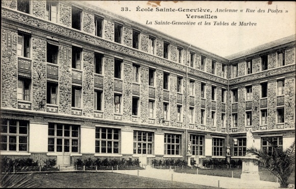 Postcard Versailles Yvelines, École Sainte-Geneviève, Rue des Postes, statue in the courtyard
