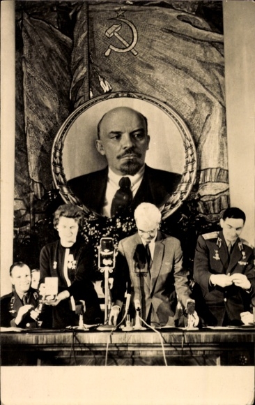 Ak-kosmonauten Valentina Tereshkova en Valeri Bykovsky, portret van Lenin, gouden medaille van Tsiolkovsky