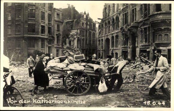 Photo Postcard Hamburg Mitte Altstadt, in front of the Katharinenkirche, building ruins, war destruction 1944