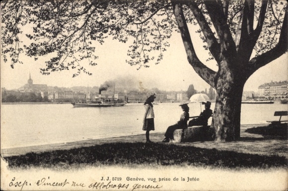Ak Genf Stadt Schweiz, Schiff auf dem Wasser, Menschen am Ufer, Bäume, Stadtansicht im Hintergrun
