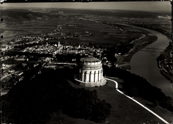Ak Kelheim an der Donau Niederbayern, Die Befreiungshalle in  ein monumentaler Rundbau im Auft...
