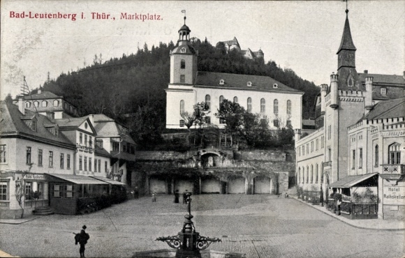 Ak Leutenberg in Thüringen, Partie am Marktplatz, Kirche 