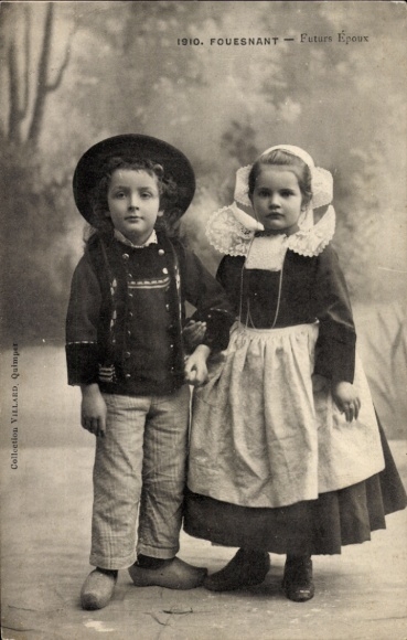 PC Fouesnant Finistère, children in Breton costume