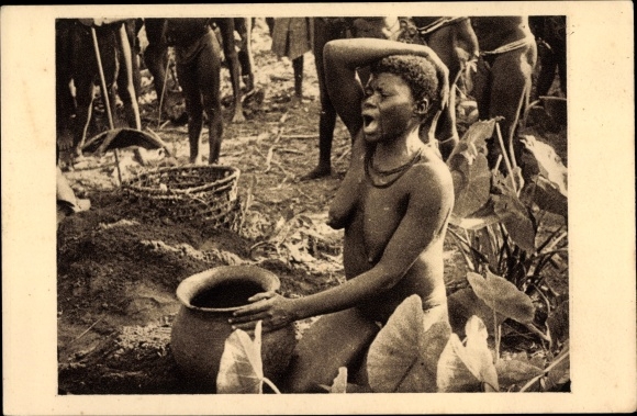 KP Oubangui Chari Republika Środkowoafrykańska, Femme boubou, devant l'urne funéraire de son mari