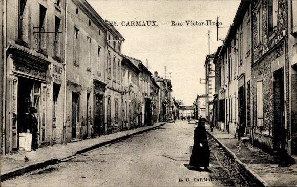 Postcard Carmaux Tarn, Rue Victor-Hugo, people on the street, shops,