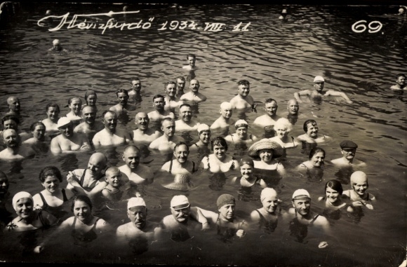 Photo Postcard Hévíz Hungary, bathers in the water, group photo 1934