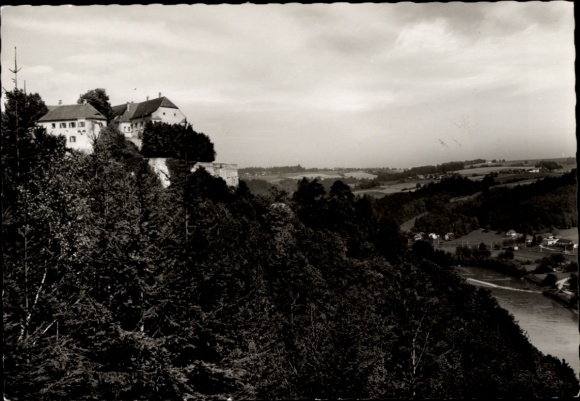 Ak Neuburg am Inn Niederbayern, Schloss Neuburg, Blick ins Inntal, bewaldete Umgebung, Fotografie