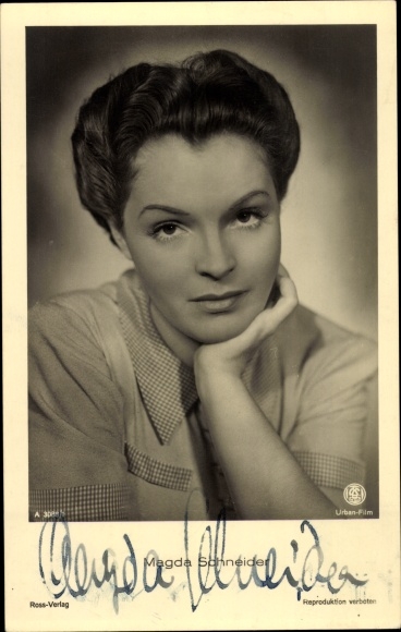 Postcard actress Magda Schneider, portrait, Ross Verlag A 3088/1, autograph