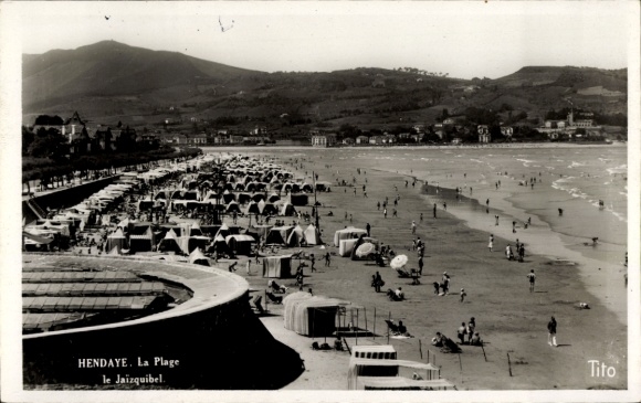 Ak Hendaye Pyrénées-Atlantiques, Strandaufnahme, Zelte am Strand, umliegende Hügel, schwarz-weiß