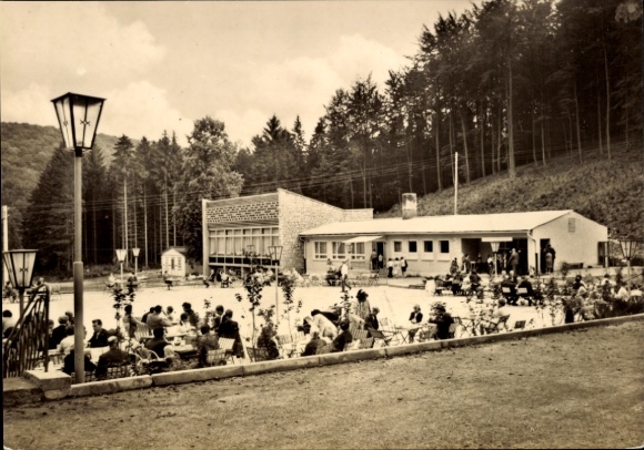 KP Heilbad Heiligenstadt Eichsfeld Turyngia, lokalny ośrodek rekreacyjny, ludzie siedzący na zewnątrz, drzewa