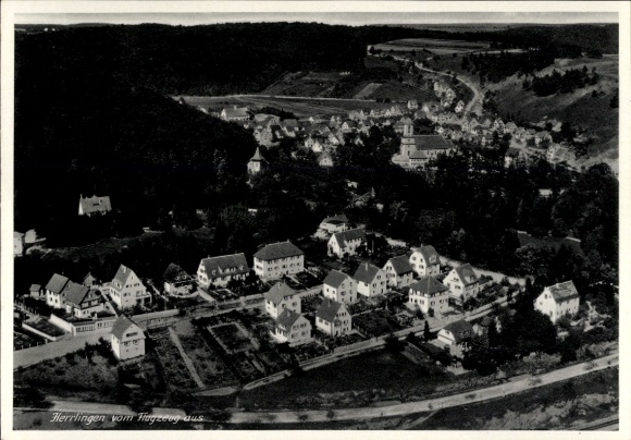 Ak Herrlingen Blaustein in Württemberg, Luftaufnahme, Wohnhäuser, grüne Landschaft, Dorfansicht, 