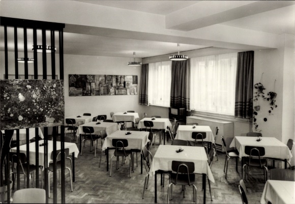 Ak Kahla in Thüringen, Speisesaal, Tische, Stühle, Gemälde, Fenster mit Vorhängen