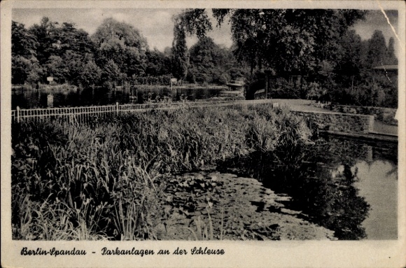 Postcard Berlin Spandau, parks at the lock