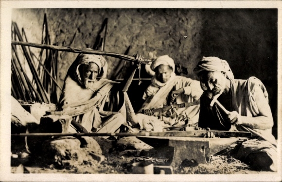 CPA Scenes at Types d'Afrique du Nord, Artisans arabes