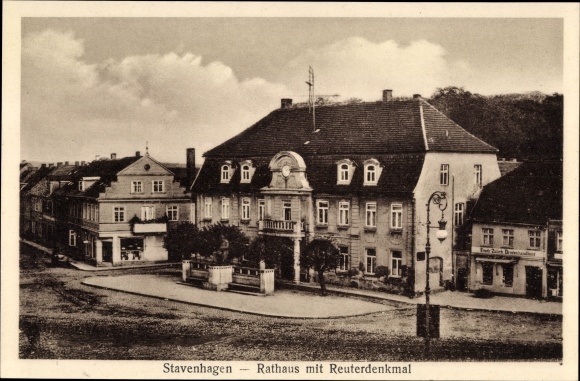 Postcard Reuterstadt Stavenhagen, town hall with Reuter monument