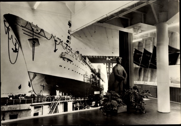Ansichtkaart Schmarl Rostock in Mecklenburg, binnenaanzicht vanuit het scheepsbouwmuseum, traditioneel schip Frieden