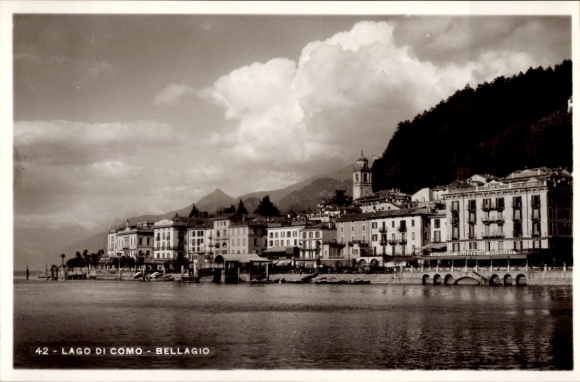 Ak Bellagio Lago di Como Lombardia, Lago di Como,  Uferpromenade,  Gebäude