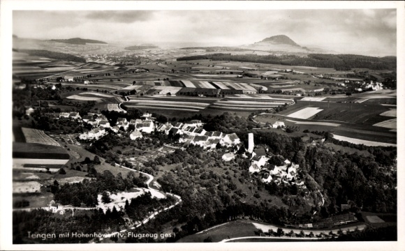 Ak Tengen in Baden, Luftaufnahme von  Hohenhowe, ländliche Umgebung, schöne Landschaft