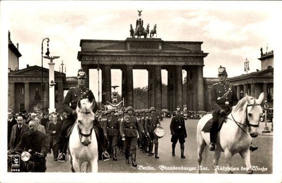 Ak Berlin, Brandenburger Tor, Aufziehen der Wache, Polizei, Wehrmacht