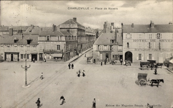 Ak Charleville Mézières Ardennes,  Place de Nevers, Hotel de Never, Restaurant Poncins, Menschen 