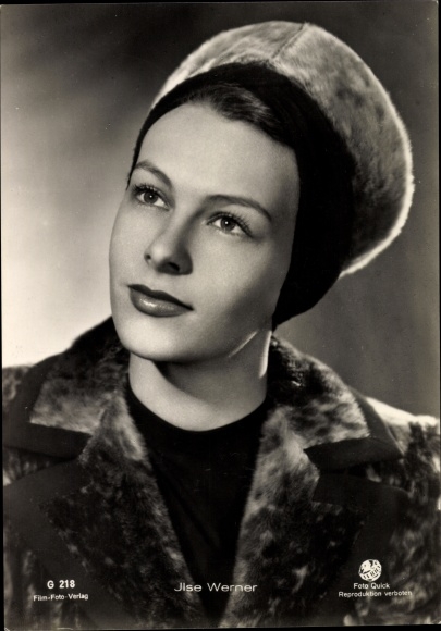 Postcard actress Ilse Werner, portrait with fur cap, coat, Film Photo Verlag G 218