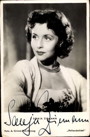 Ak Schauspielerin Sonja Ziemann, Hollandmädel, Portrait mit Perlenkette, Autogramm
