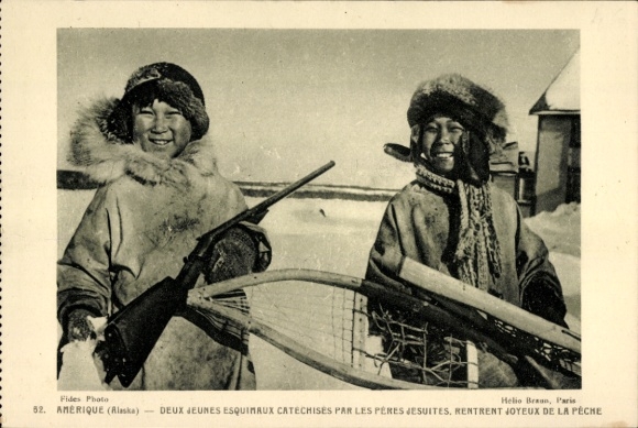Ak Alaska, twee jonge Eskimo's die door de jezuïetenvaders catechisatie kregen