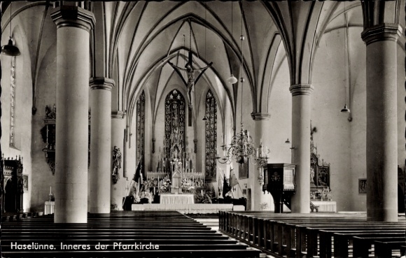 Ak Haselünne im Emsland, Innenansicht der Pfarrkirche, hohe Säulen, kunstvolle Fenster, Sitzbänke